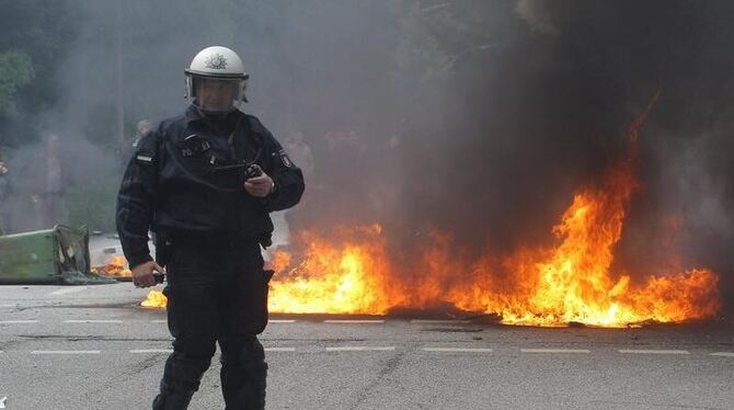Barrikaden brennen auf der Route einer Demonstration von Rechtsextremisten zum »Tag der Deutschen Zukunft« in Hamburg. Foto: