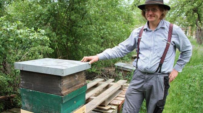 Carl Kreutner aus Bernloch lebt von und mit den Bienen. Seine wichtigste Einnahmequelle ist die Bestäubungsprämie. FOTO: LEUSCHK Carl Kreutner aus Bernloch lebt von und mit den Bienen. Seine wichtigste Einnahmequelle ist die Bestäubungsprämie. FOTO: LEUSCHK