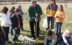 Die Burgweg-Gärtner beim ersten Einsatz auf ihrem Acker. FOTO: PR