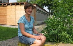 Karin Seelhorst am Beet in der Schule, mit dem alles begann.