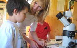 Typisch Tübinger Ökomobil: Sabine Reußink, Mitte, begeistert Kinder und Jugendliche fürs Wissenwollen, Mitdenken und Mitmachen i