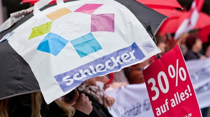 Beschäftigte von Schlecker protestieren. Beschäftigte von Schlecker protestieren.