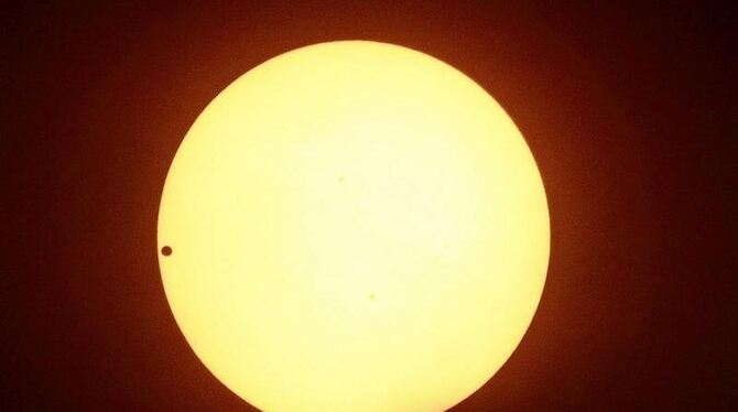 Erst in 105 Jahren wird es wieder möglich sein, zu sehen, wie sich die Venus als kleiner schwarzer Punkt vor die Sonnenscheib Erst in 105 Jahren wird es wieder möglich sein, zu sehen, wie sich die Venus als kleiner schwarzer Punkt vor die Sonnenscheib