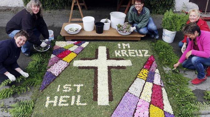 Der Blumenteppich zu Fronleichnam in Hayingen.