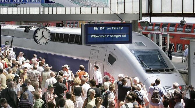 Schaulustige drängelten sich 2007 nach der Ankunft des ersten TGV im Stuttgarter Hauptbahnhof.