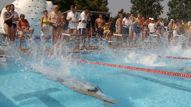 Beim Freibadfest haben Hobbyschwimmer die Chance, Wettkampf-Feeling zu erleben.  ARCHIV-FOTO: NIETHAMMER