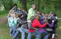 Mit Spielen hält Alb-Guide Maria Trittor (Mitte) die Viertklässler bei Laune.