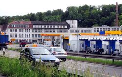 Fast wie in der Großstadt: Gewerbepark Schirm und die Tankstelle als markantes Entrée für Kirchentellinsfurt.