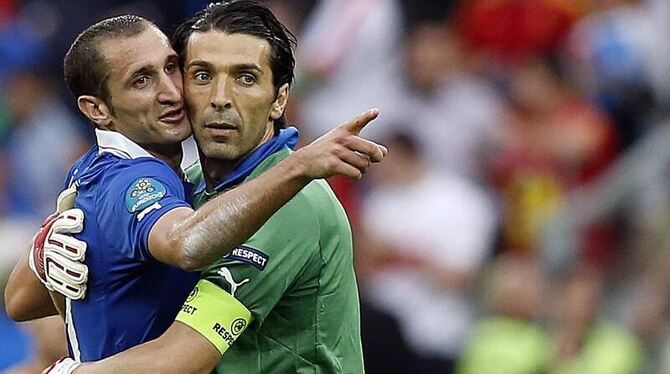 Die Italiener Gianluigi Buffon und Giorgio Chiellini umarmten sich glücklich nach dem 1:1 gegen Spanien. Foto: Bartlomiej Zbo