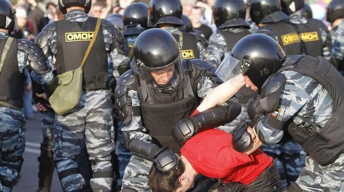 Russische Polizei führen einen Teilnehmer einer Anti-Putin-Demonstration in Moskau ab. Foto: Yuri Kochetkov/Archiv