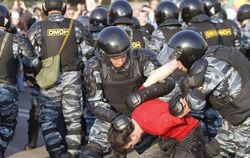 Russische Polizei führen einen Teilnehmer einer Anti-Putin-Demonstration in Moskau ab. Foto: Yuri Kochetkov/Archiv