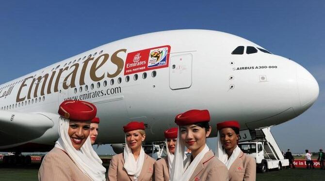 Stewardessen stehen in Berlin-Schönefeld an einem Airbus 380 der Fluggesellschaft Emirates. Emirates ist mit 90 bestellten Ma