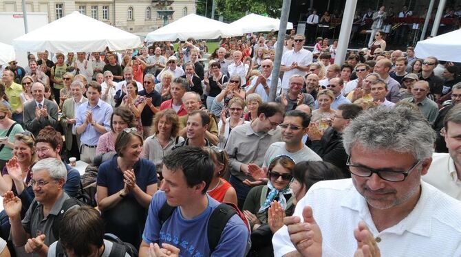 Jubel auf dem Platz vor der neuen Aula.