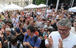 Jubel auf dem Platz vor der neuen Aula.