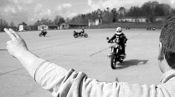 Sicherheitstraining auf dem Place de France: Immer öfters muss die Kreisverkehrswacht Reutlingen-Münsingen damit allerdings an d Sicherheitstraining auf dem Place de France: Immer öfters muss die Kreisverkehrswacht Reutlingen-Münsingen damit allerdings an d