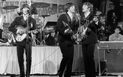 Die Beatles, (l-r) George Harrison, Paul McCartney, John Lennon und im Hintergrund am Schlagzeug Ringo Starr, 1966 in München
