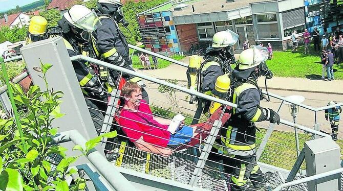 Ein Szenario mit Anspruch: Die Gomaringer Feuerwehr absolvierte ihre Hauptübung im Gustav-Schwab-Stift.  FOTO: PETRAT