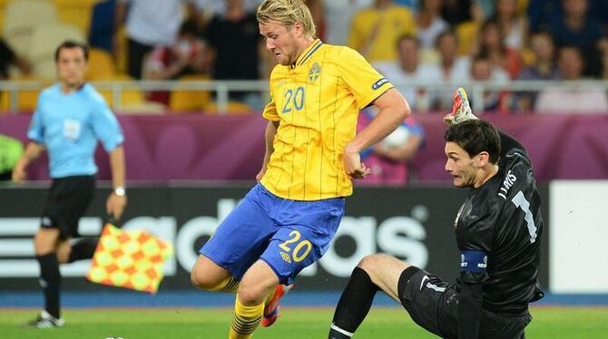 Der Schwede Ola Toivonen umkurvt Frankreichs Torwart Hugo Lloris. Foto: Georgi Licovski 