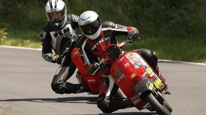 Schräglagen wie beim Motorrad: Der Dettinger Vespa-Club »Hugos Motorscooter Ermstal« ist auf der Kartstrecke in der Nähe von Kar Schräglagen wie beim Motorrad: Der Dettinger Vespa-Club »Hugos Motorscooter Ermstal« ist auf der Kartstrecke in der Nähe von Kar