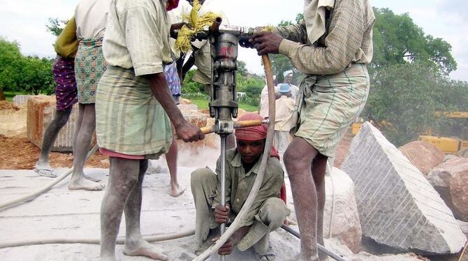 Kinderarbeit in einem Steinbruch von Pakistan, der Grabsteine liefert. Foto: Benjamin Pütter / Misereor