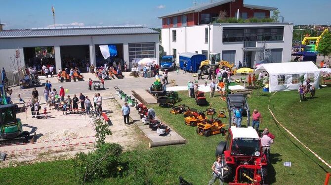 Traktoren, Bagger und viele Besucher: Leistungsschau in Walddorfhäslach. FOTO: PR