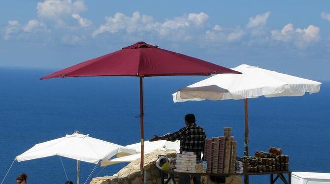 An der Westküste der griechischen Insel Zakynthos. Die Tourismusbranche in Griechenland kämpft gegen leere Hotels und wegbrec