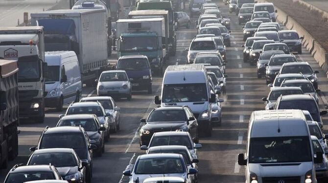 Deutsche Autofahrer stehen jedes Jahr viele Stunden im Stau. Deutsche Autofahrer stehen jedes Jahr viele Stunden im Stau.