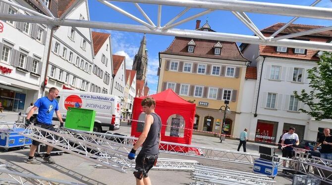 Aufgebaut wurde schon gestern, los geht es heute: Um 18 Uhr fällt am Marktplatz der Startschuss zum Stadtfest.  FOTO: TRINKHAUS