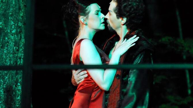 Dem unheimlichen Grafen verfallen: Julia Coolens als Mina Murray mit »Dracula« Holger Schlosser. GEA-FOTO: PACHER Dem unheimlichen Grafen verfallen: Julia Coolens als Mina Murray mit »Dracula« Holger Schlosser. GEA-FOTO: PACHER