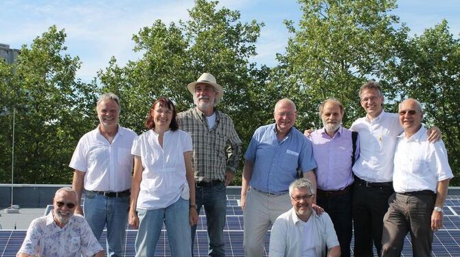 Freuen sich über die erste Stromernte: Mitglieder der Energiegenossenschaft. FOTO: KIWI