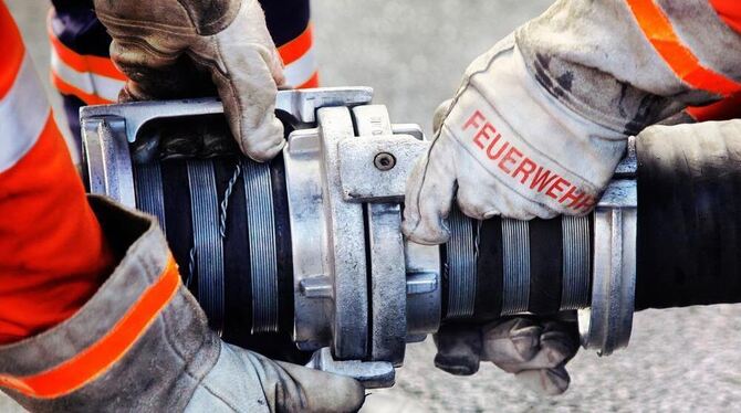 Nur wenn sie Hand in Hand arbeitet, kann die Feuerwehr andere und sich selber im Ernstfall schützen. FOTO: FOTOLIA
