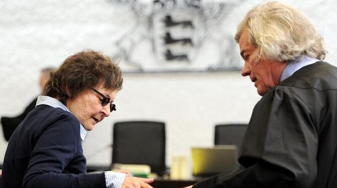 Die ehemalige RAF-Terroristin Verena Becker (l.) mit mit ihrem Anwalt Wolfgang Euler im Gerichtssaal des Oberlandesgerichts i Die ehemalige RAF-Terroristin Verena Becker (l.) mit mit ihrem Anwalt Wolfgang Euler im Gerichtssaal des Oberlandesgerichts i