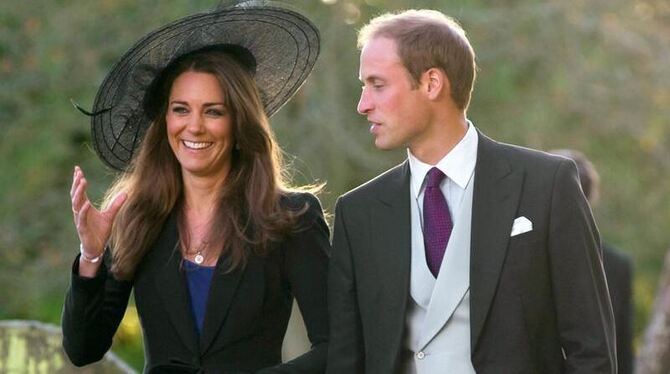 Prinz William und Herzogin Catherine: Die Hutkreation von »Get Ahead Hats« mit Organza-Krone und Federn wird versteigert. Fot