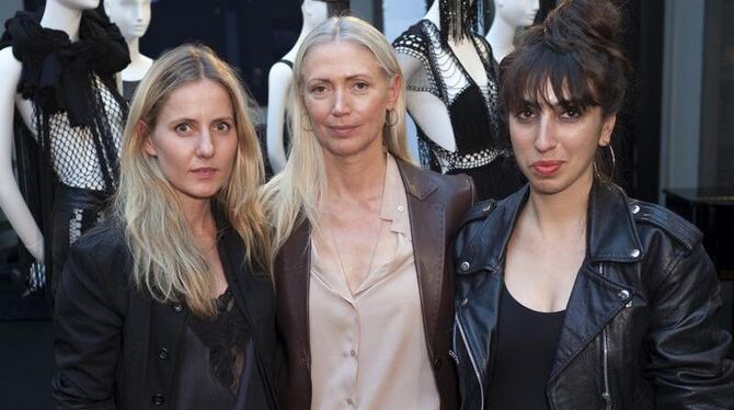 Christiane Arp (m.) mit den beiden Modedesignerinnen Annelie Augustin (l) und Odely Teboul  Foto: Trevor Good/Conde Nast