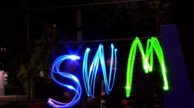 SWM - Stadtwerke Metzingen: Mit Taschenlampen in die Dunkelheit gemalt und mit langer Belichtung fotografiert, ein Motiv, das de