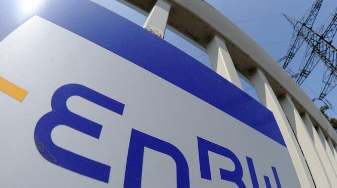 Das Logo des Energieversorgers Energie Baden-Württenmberg (EnBW) an einem Umspannwerk in Karlsruhe. Foto: Uli Deck 