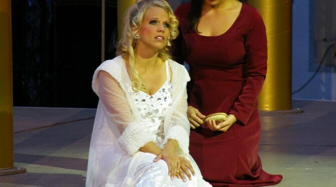 Dorothée Kahler (links) als Amneris und Julia Gámez Martin als Aida.  FOTO: PR
