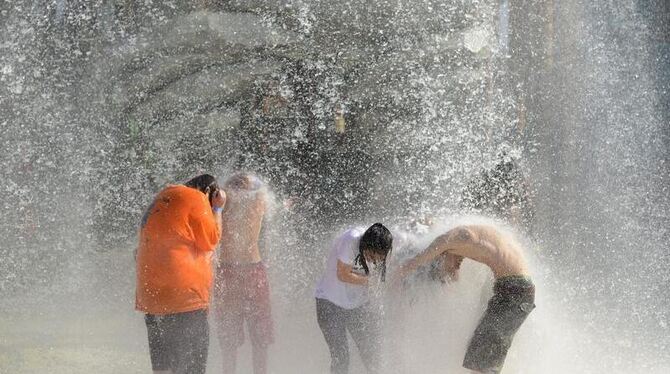 Unerträgliche Hitze im Süden der USA: Diese Teenies aus Atlanta trotzen den hohen Temperaturen mit Wasserspielen. Foto: Erik
