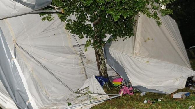 Ein schweres Unwetter hat ein Zeltlager im Zollernalbkreis verwüstet. Foto: Patrick Seeger 