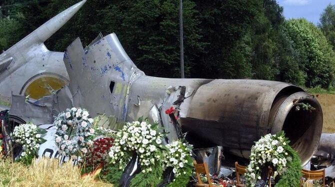 Beim Zusammenstoß zweier Maschinen in mehr als 11 Kilometern Höhe waren am 01.07.2002 kurz vor Mitternacht 71 Menschen in den Beim Zusammenstoß zweier Maschinen in mehr als 11 Kilometern Höhe waren am 01.07.2002 kurz vor Mitternacht 71 Menschen in den