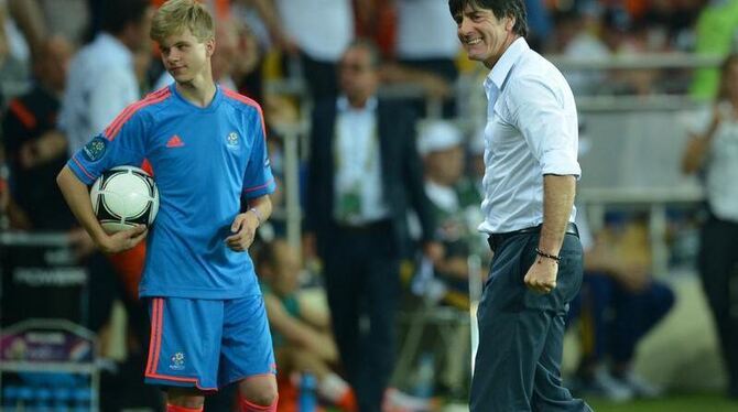 Die Bilder von Löws Spaß mit dem verdutzten Balljungen wurden in der 22. Minute des Spiels in die Liveübertragung eingespielt