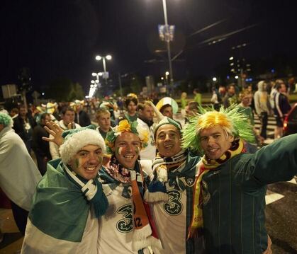 Sie kamen, verloren und gewannen am Ende irgendwie doch: Irische Fans in Begleitung spanischer Anhänger nach dem mit 0:4 verl