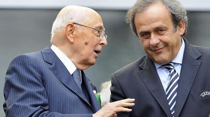Da wusste er noch nichts von seinem Glück: Italiens Präsident Giorgio Napolitano (l) mit UEFA-Chef Michel Platini vor dem Gru
