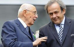 Da wusste er noch nichts von seinem Glück: Italiens Präsident Giorgio Napolitano (l) mit UEFA-Chef Michel Platini vor dem Gru