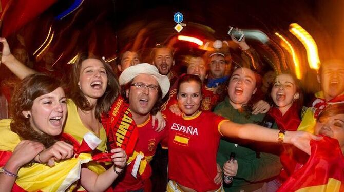 Fans der spanischen Fußball-Nationalmannschaft feiern auf einer Straße in Osnabrück. Foto: Friso Gentsch