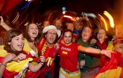 Fans der spanischen Fußball-Nationalmannschaft feiern auf einer Straße in Osnabrück. Foto: Friso Gentsch