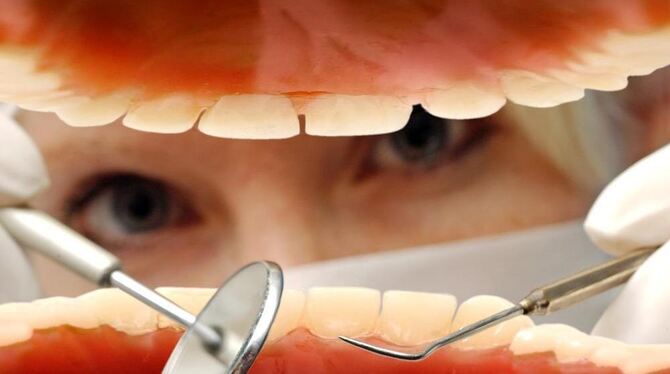 Der Vorteil von Implantaten liegt auch darin, dass die Nachbarzähne vom Schließen einer Lücke nicht betroffen werden. FOTO: DPA