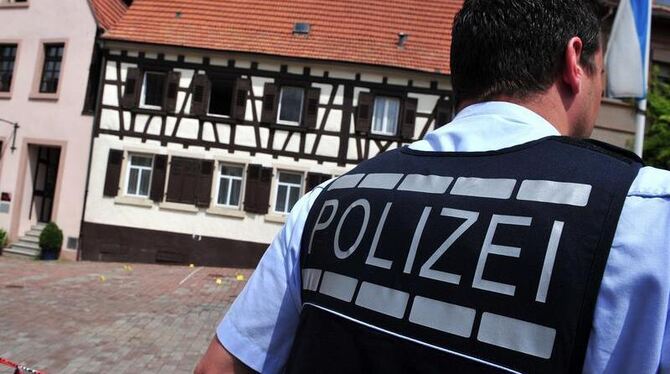 Ein Polizist steht vor einem Tatort.