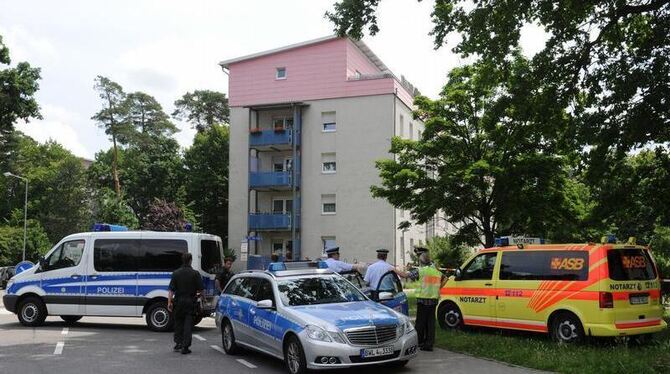 Die Polizei sperrte den Tatort in dem Wohngebiet mit zwei Schulen und Kindergärten weiträumig ab. Foto: Uli Deck