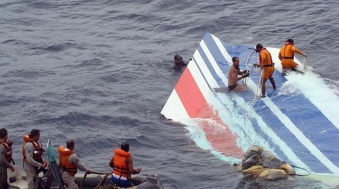 Ein Wrackteil der abgestürzten Air-France-Maschine AF 447 wird von einem Rettungsteam der brasilianischen Marine im Atlantik